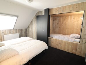 House | 3 bedrooms, individually furnished, bed sheets - Apartment in Netherlands Near Nature Trails (Dalerveen)