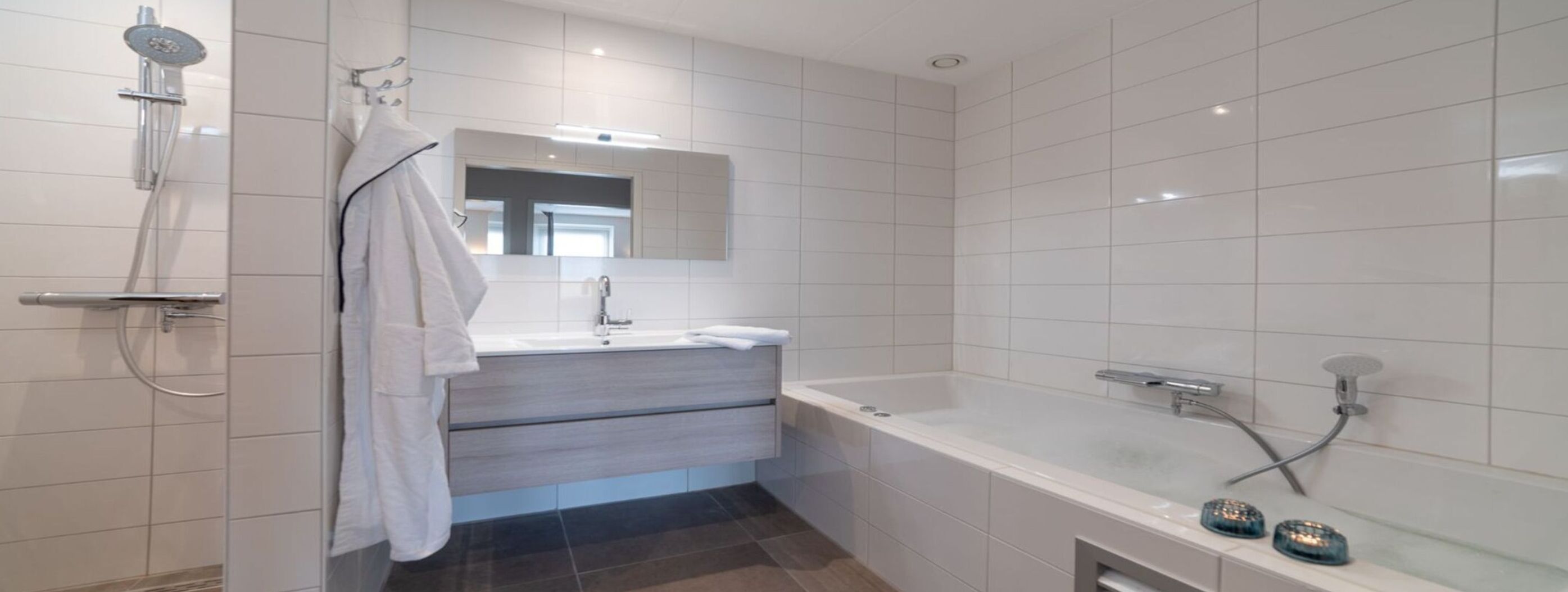 Une salle de bain moderne équipée d’une douche, d’un lavabo et d’une baignoire.