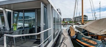 Water Lodge Kamperland With Scenic Terraces