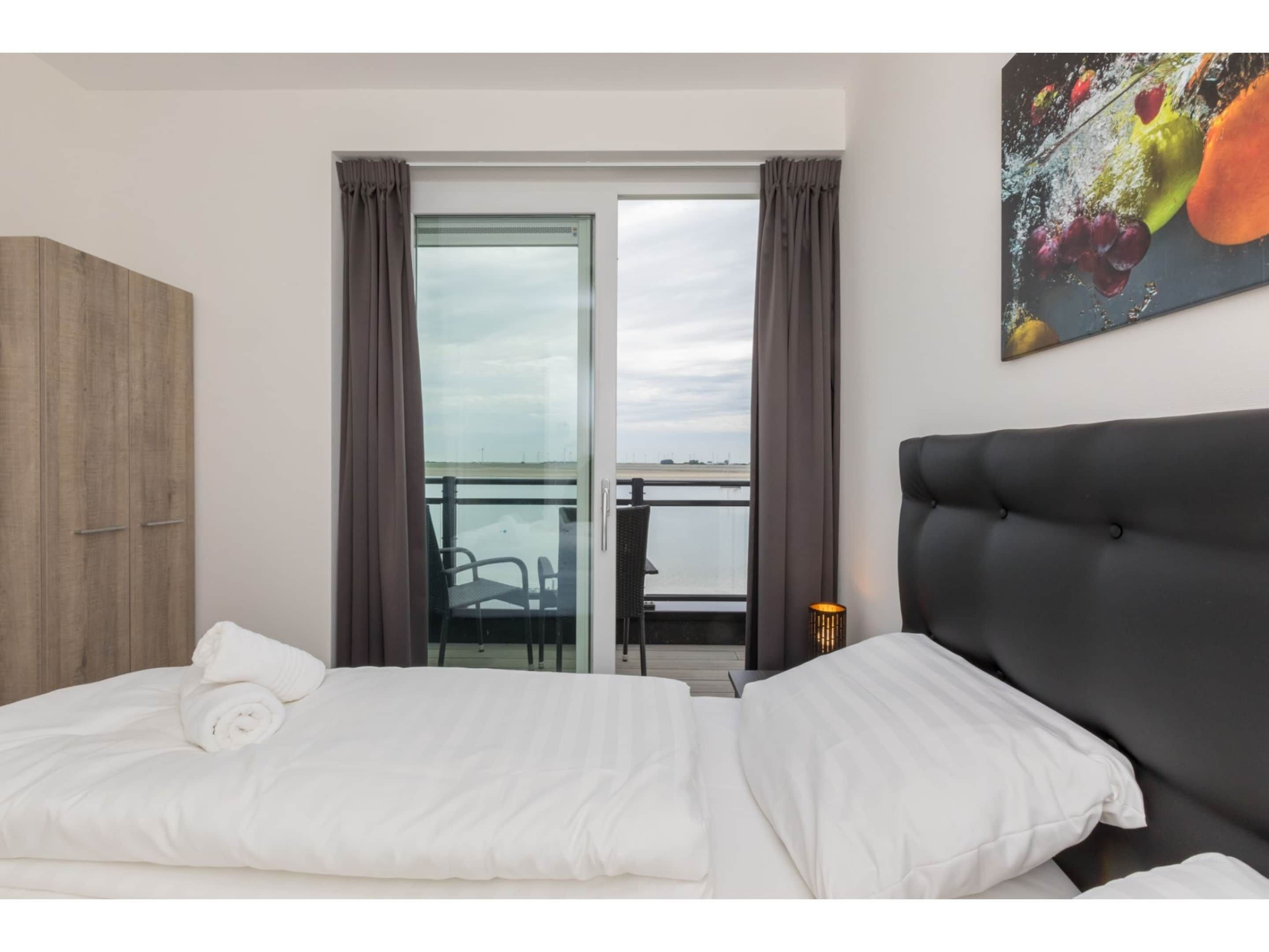 2 عدّة غرف نوم وطراز فريد لكل وحدة وملاءات أسرّة