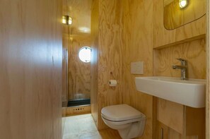 Casa | Baño | Regadera y toallas