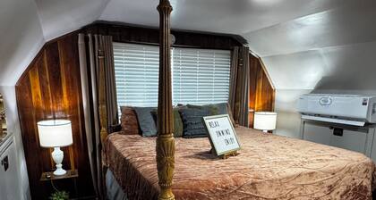 Meadowview Guest House -Couple's Hot Tub Getaway-1 Bedroom Studio