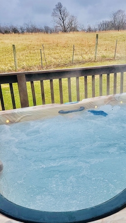 Outdoor spa tub. Meadowview Guest House