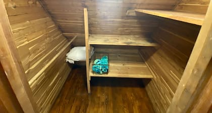 Cozy Meadowview Guest House -1 Bedroom Studio-5 minutes to Downtown Hillsboro