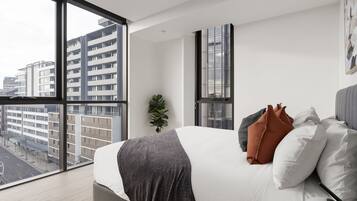 Three Bedroom Apartment | Tabla de planchar con plancha, wifi gratis y ropa de cama