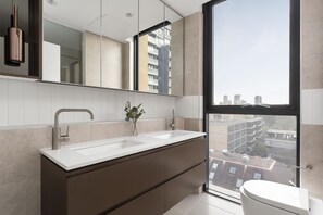 Three Bedroom Apartment | Banheiro | Chuveiro, produtos de toalete grátis, secador de cabelo 