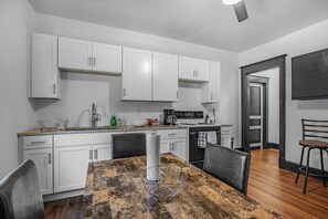 Frigorifero, microonde, forno, piano cottura