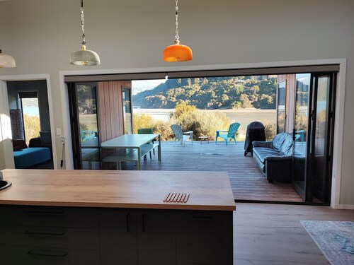 Relax in Kaiuma Bay Waterfront Home