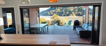 Relax in Kaiuma Bay Waterfront Home