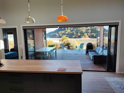 Relax in Kaiuma Bay Waterfront Home