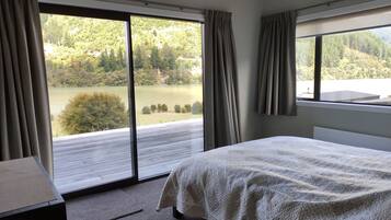 4 makuuhuonetta, työpöytä, ilmainen Wi-Fi, vuodevaatteet