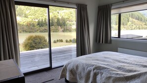 4 bedrooms, desk, free WiFi, bed sheets