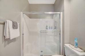 Dusche, Haartrockner, Handtücher, Seife