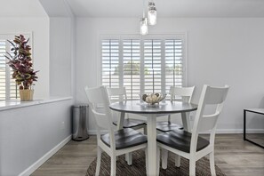 Dining - Pool, Games, Close to Freeway, Hiking & Golf nearby. . In the heart of Peoria (Peoria)