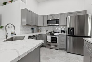 ثلاجة، ميكروويف، فرن، موقد طهي مسطح