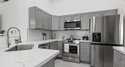 Pool, Games, Close to Freeway, Hiking & Golf nearby. . In the heart of Peoria