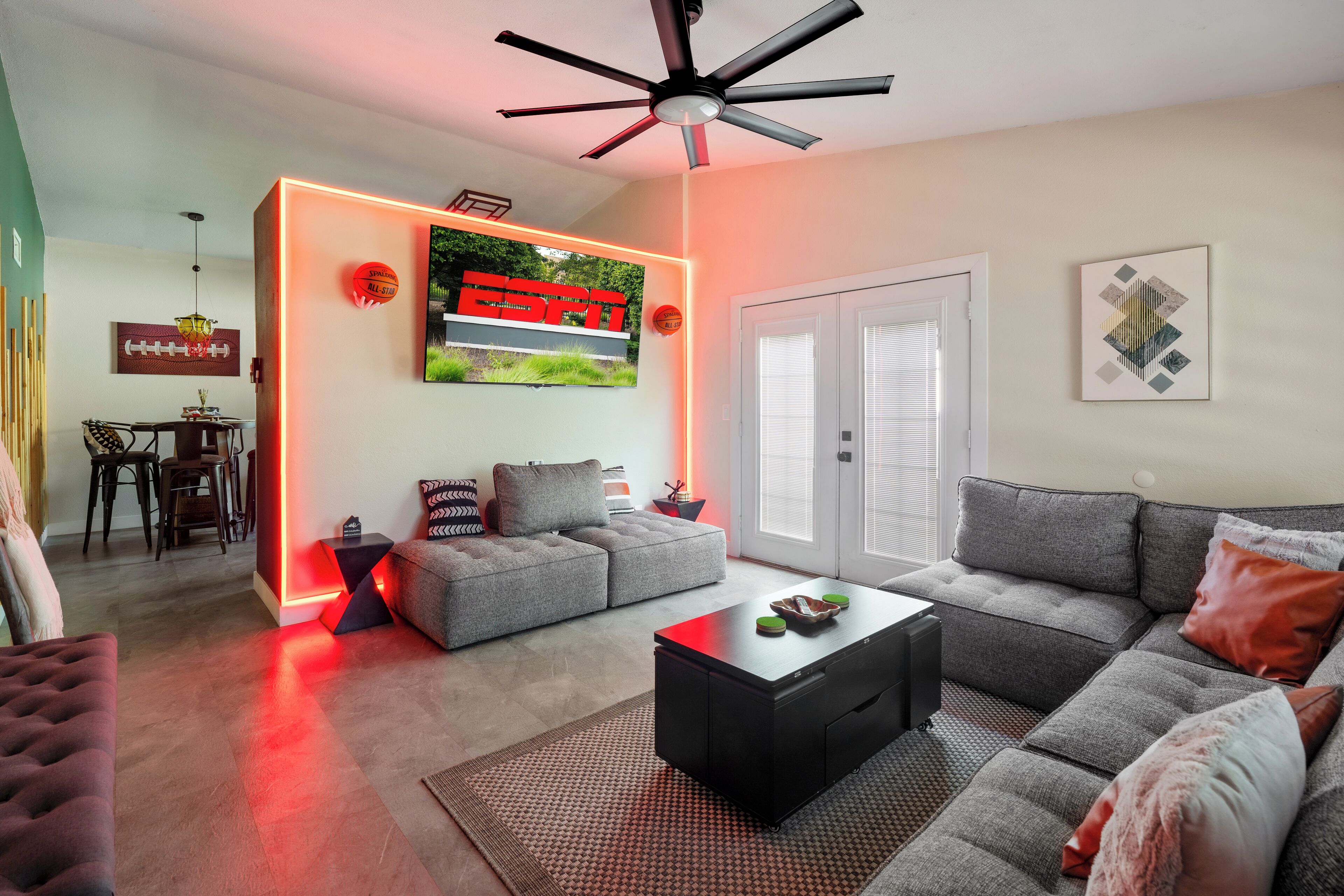 智能電視、壁爐、電腦螢幕