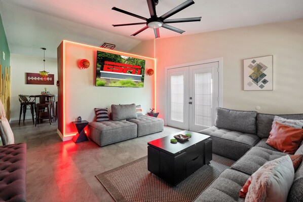 Una Smart TV, una chimenea, una pantalla de ordenador