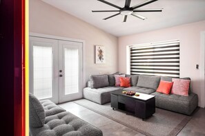 Smart TV, fireplace, computer monitors - Downtown Chandler Fun • Pool Access • Arcade Games • Yard TV (Chandler)