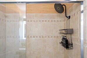 Douche, sèche-cheveux, serviettes fournies, savon