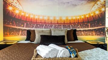 4 habitaciones, escritorio y tabla de planchar con plancha