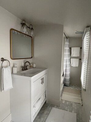 Haartrockner, Handtücher, Seife, Shampoo