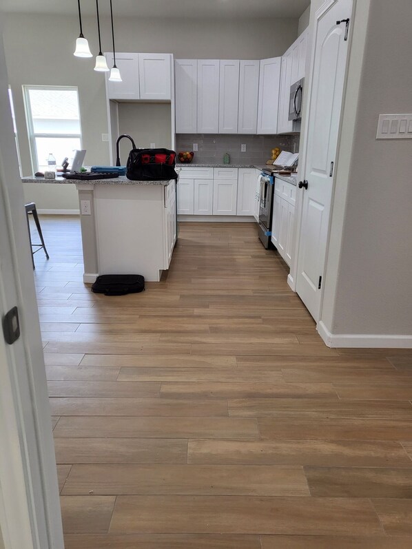 Fridge, microwave, oven, stovetop - 35-45 Min to Lackland AFB! Gorgeous Ranch-Style Home! (Floresville)