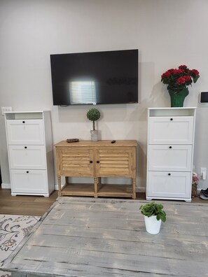 Interior - 35-45 Min to Lackland AFB! Gorgeous Ranch-Style Home! (Floresville)