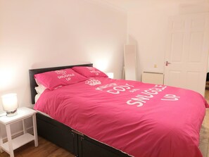 2 chambres, bureau, fer et planche à repasser, lit parapluie