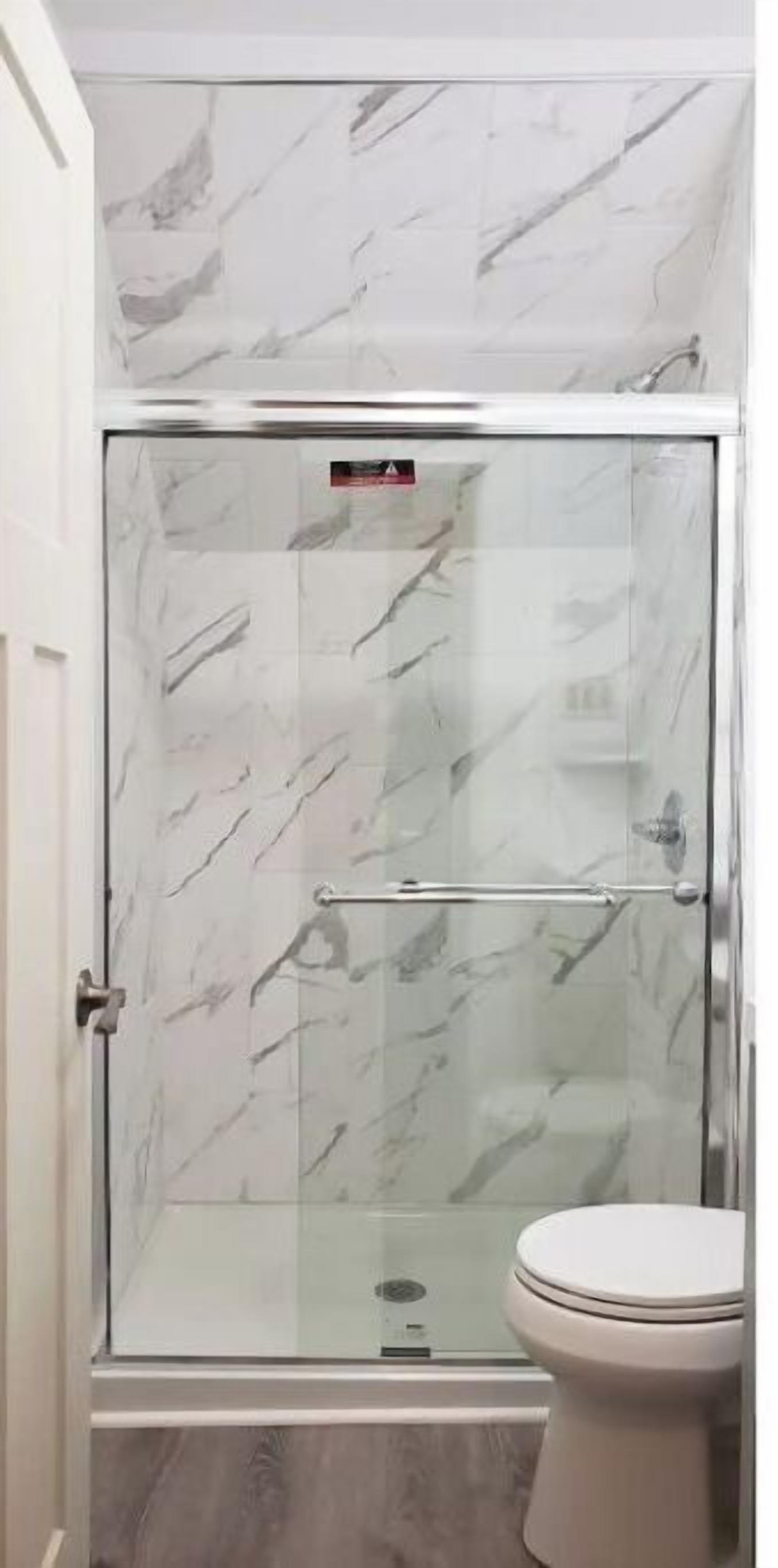 Douche, sèche-cheveux, serviettes fournies, savon