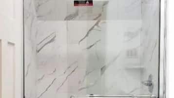 Douche, sèche-cheveux, serviettes fournies, savon
