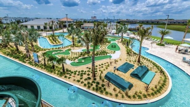 Ein Resort mit großem Pool, Golfplatz und Wasserrutsche.