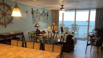 TV connectée, cheminée, lecteur de DVD, livres