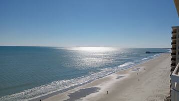 Plage, chaises longues, serviettes de plage
