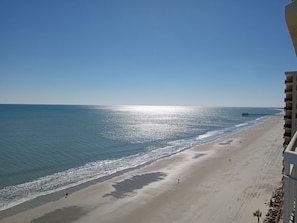 Sulla spiaggia, lettini da mare, teli da spiaggia