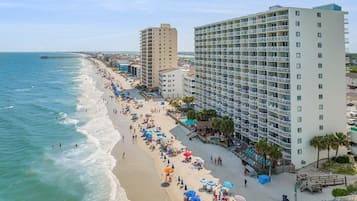 Sulla spiaggia, lettini da mare, teli da spiaggia