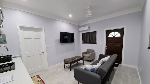 50-inch Smart TV with cable channels, TV, Netflix - Yamabeach Stays (Nassau)