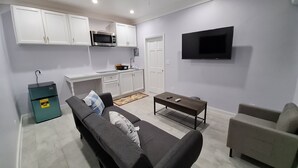 Standard Apartment, 1 Bedroom, Non Smoking, Kitchen | Private kitchen | Coffee/tea maker, mini-fridge, microwave, stovetop - Yamabeach Stays (Nassau)