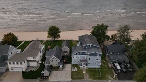 Un barrio residencial con casas y una playa.
