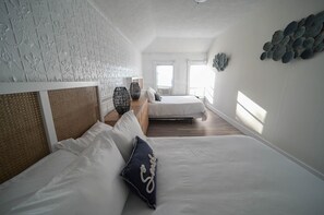 2 Schlafzimmer, Schreibtisch, Bügeleisen/Bügelbrett, Reisekinderbett