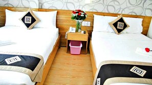 Standard-Doppelzimmer | Schreibtisch, laptopgeeigneter Arbeitsplatz, kostenloses WLAN