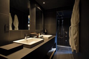 Room, 1 Katil Raja (King), Non Smoking (Double Room with Outside Onsen) | Bilik Mandi | Tab mandi dan pancuran berasingan, tab mandi mata air 