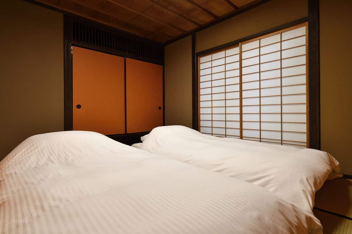 Free minibar, in-room safe, free WiFi