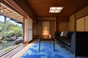 King-size Bed Double Room with Outside Onsen (No smoking) | Free minibar, in-room safe, free WiFi