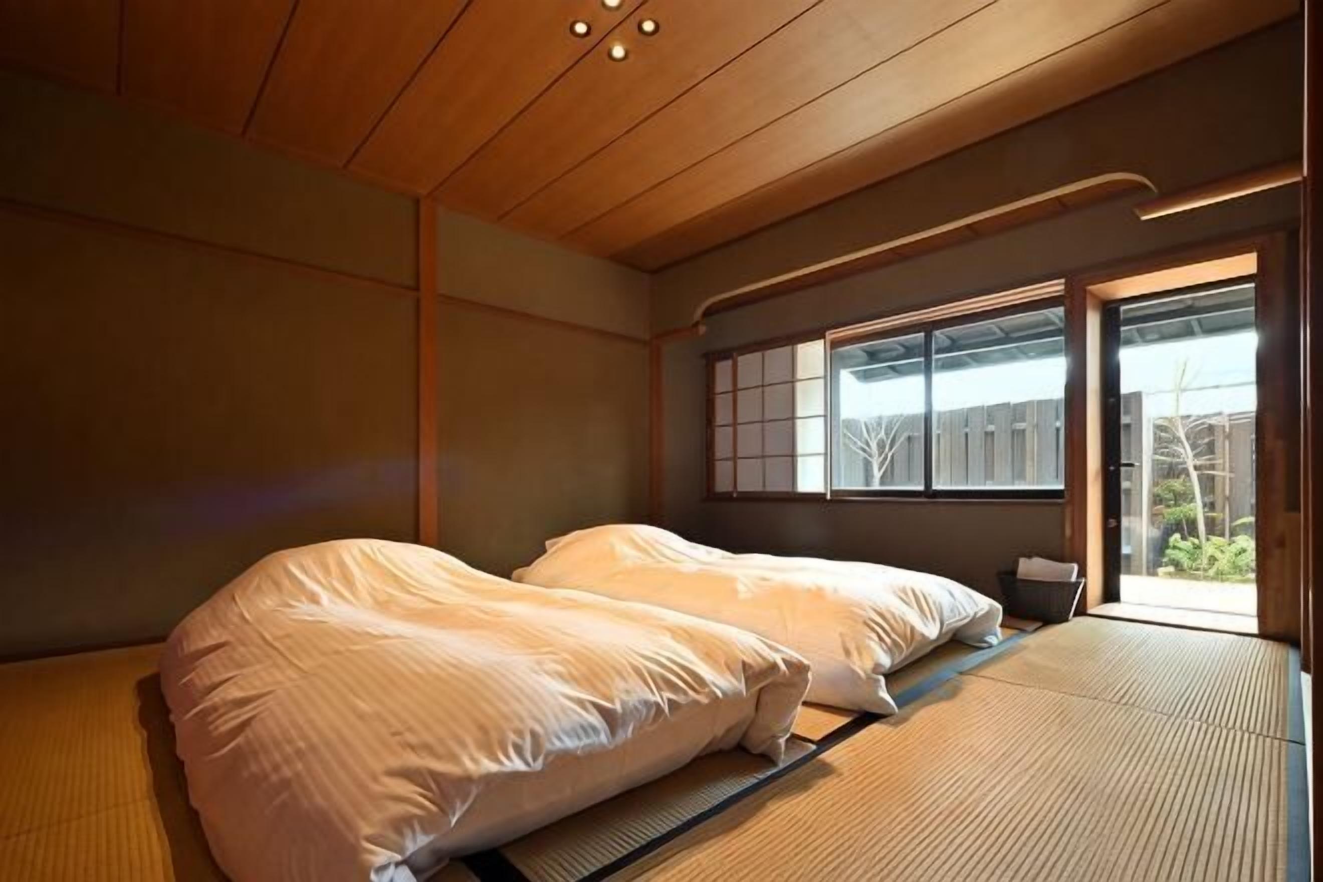 Minibar con artículos gratuitos y caja de seguridad en la habitación 