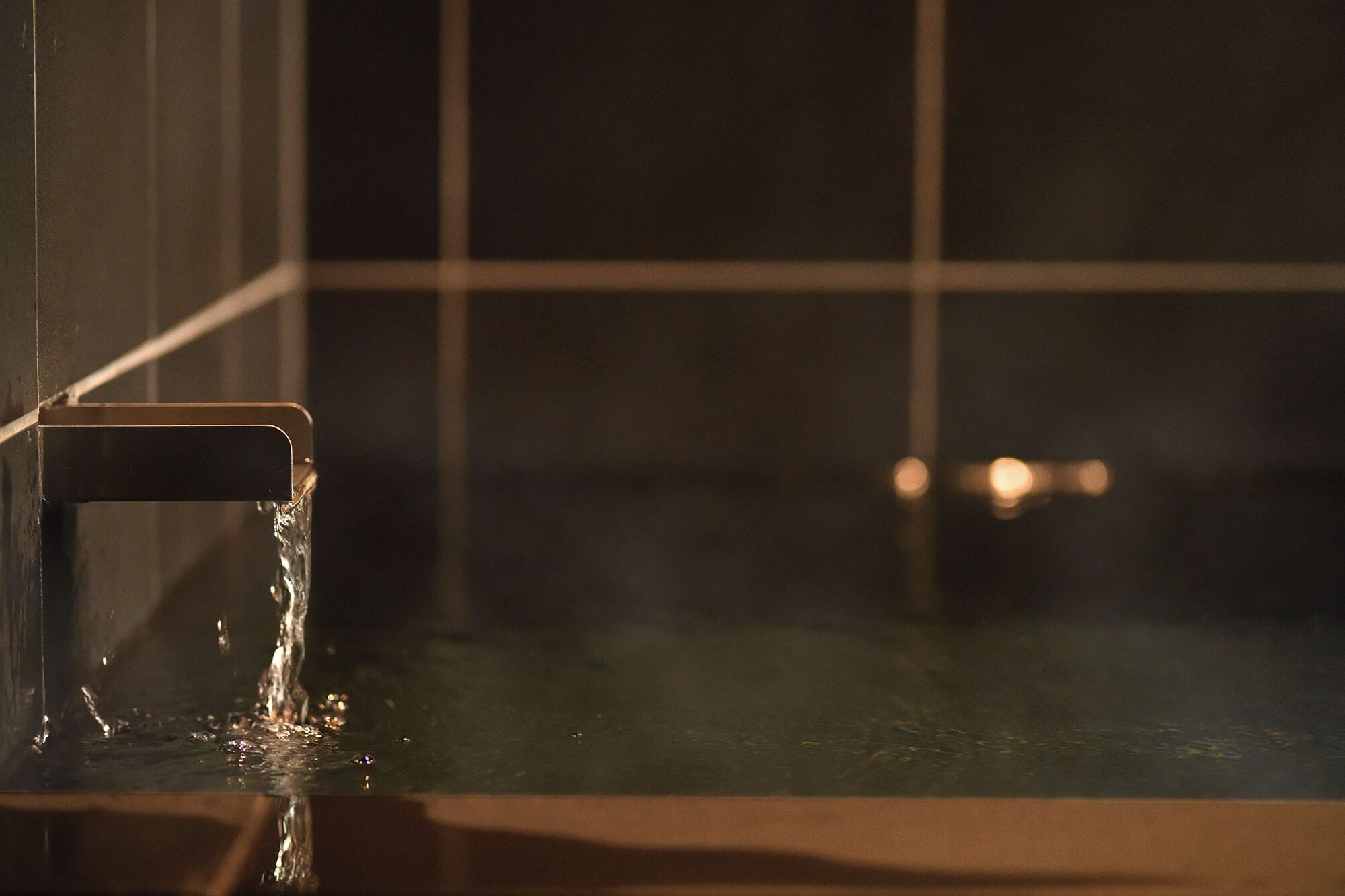 Eine Badewanne, in die Wasser fließt.