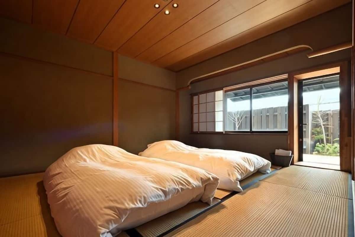 Minibar con artículos gratuitos y caja de seguridad en la habitación
