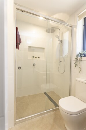 Douche, sèche-cheveux, serviettes fournies, savon