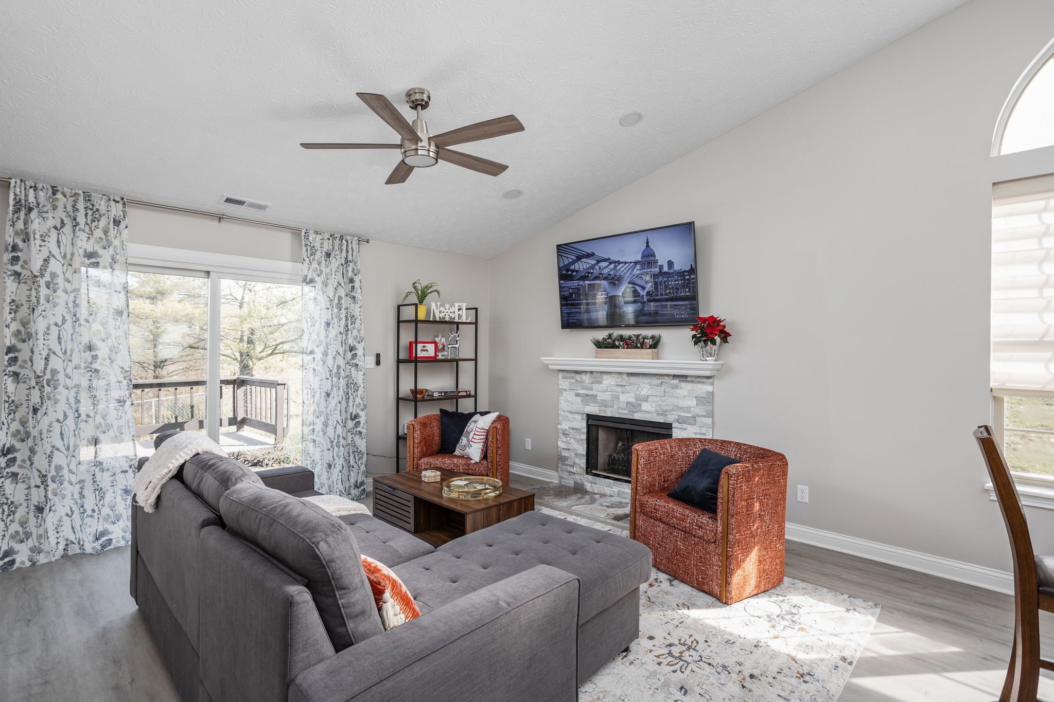 Téléviseur connecté, livres, bureau