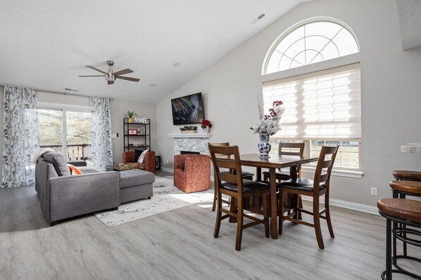 Smart-TV, Bücher, Arbeitsbereiche